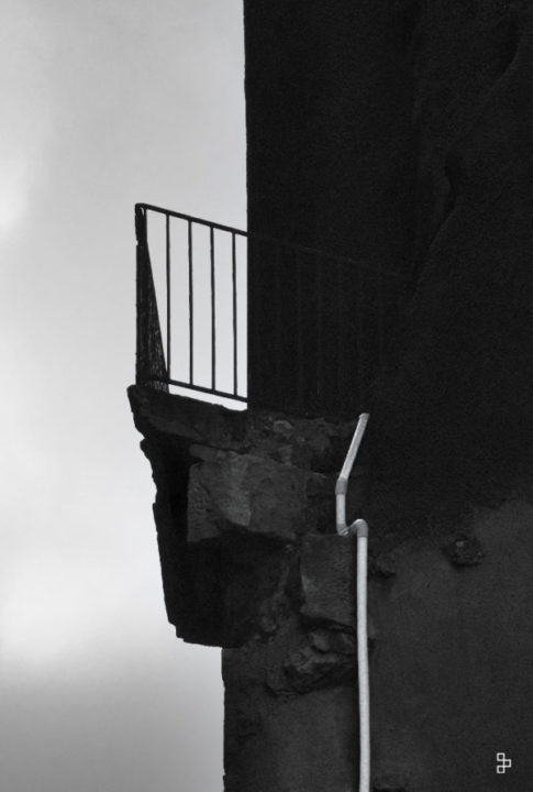 un balcon à contre jour à Narbonne centre