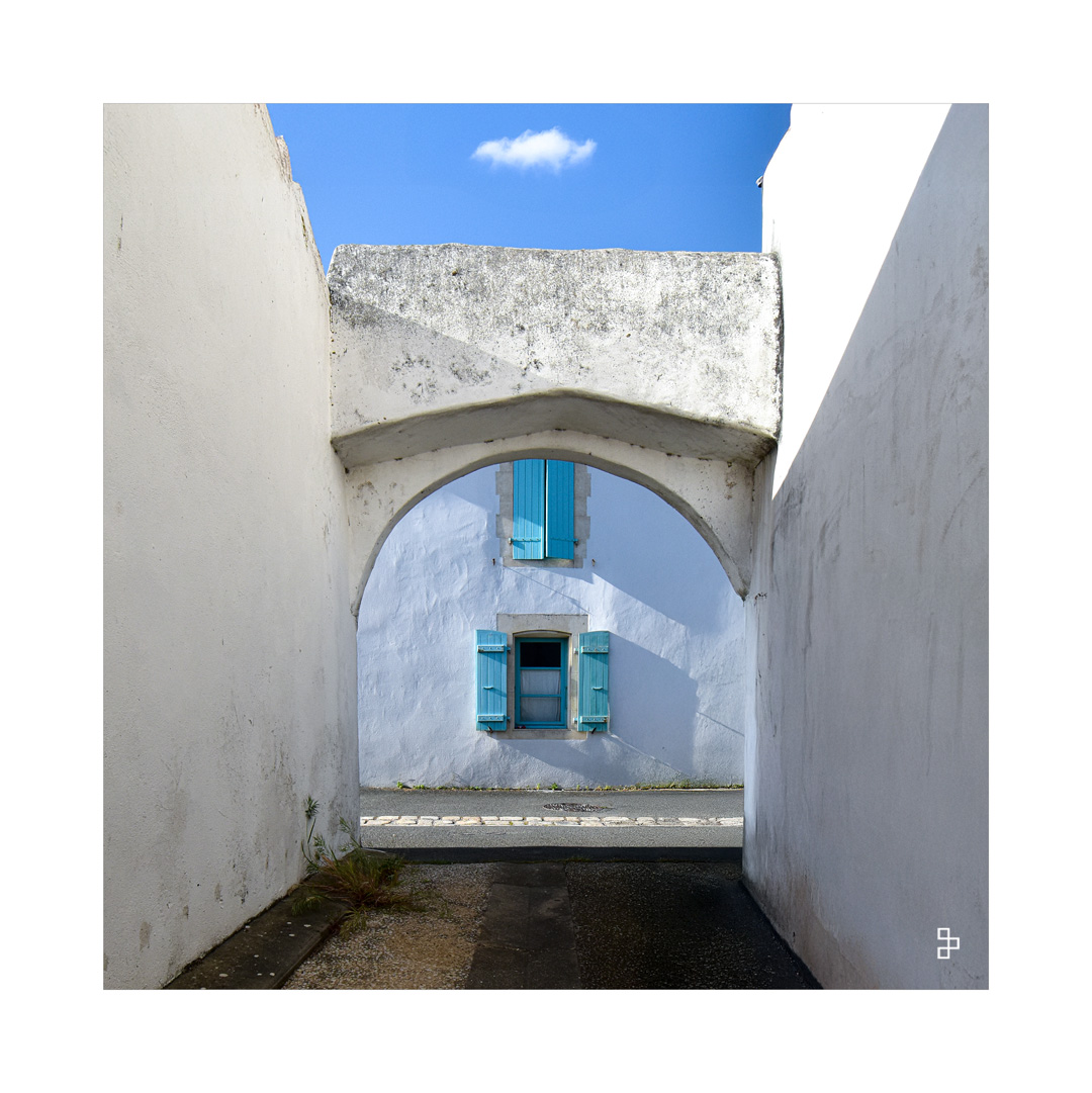 voute-copie Un temps clair. Un ciel bleu. Deux montagnes sont séparé par une entrée maritime. Les couleurs plutôt pastel s'entrechoc avec harmonie.